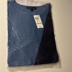 Short tail light weight sweater.  Size Small. NIB